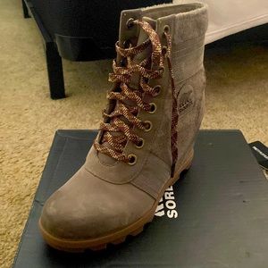 Sorel women’s size 9 Lexie wedge worn once!